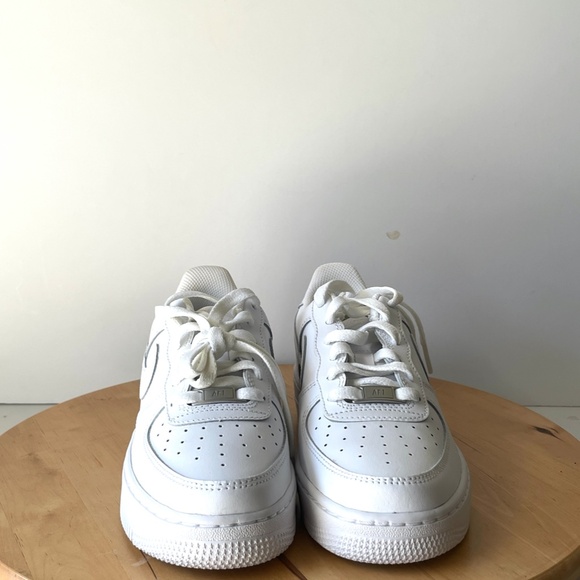 Air Force 1 LE (GS)  White Size 4.5Y.       0072 - Picture 1 of 7